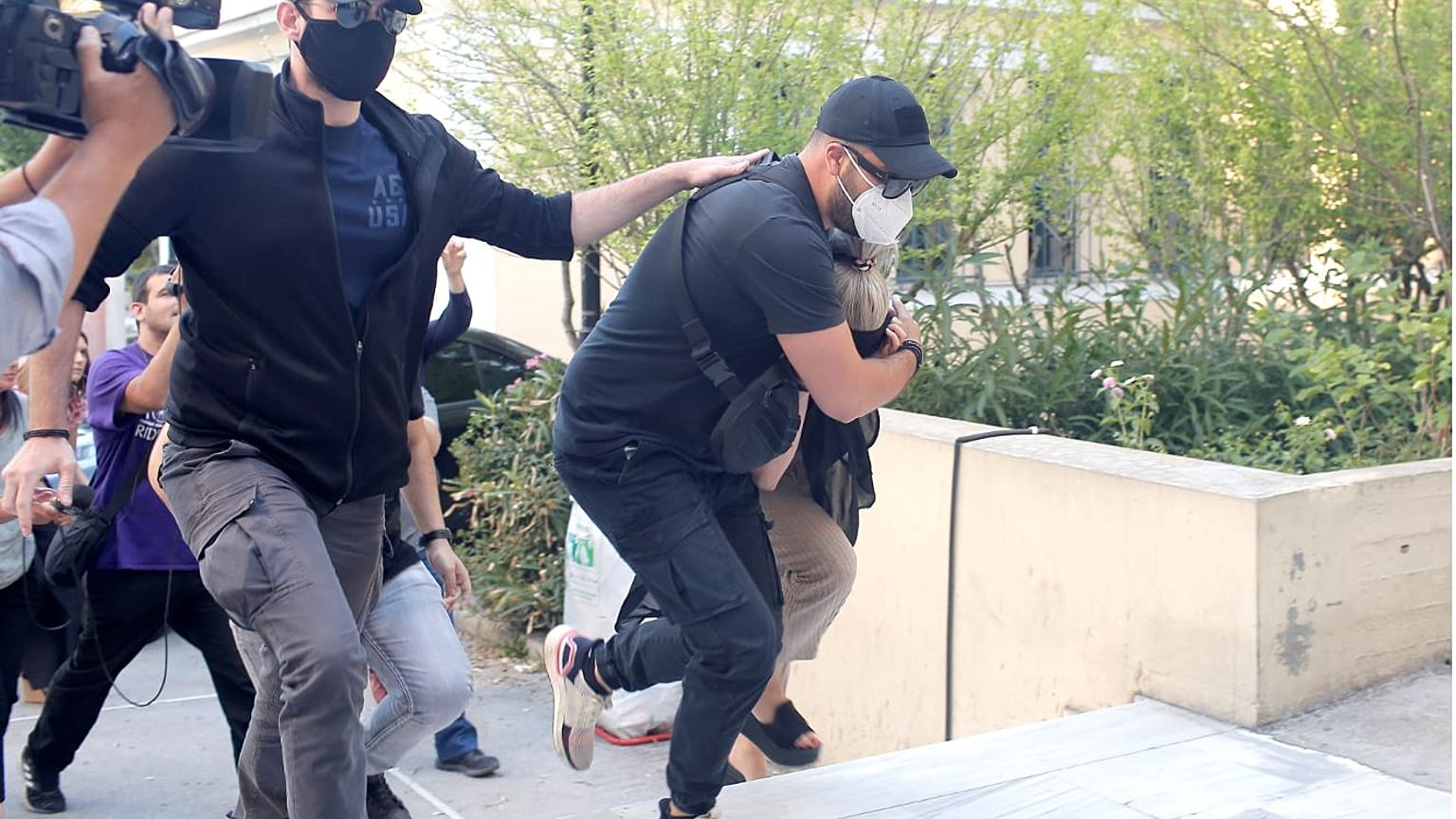 ΕΠΙΘΕΣΗ ΜΕ ΒΙΤΡΙΟΛΙ ΣΤΟΝ ΕΙΣΑΓΓΕΛΕΑ Η 35ΧΡΟΝΗ ΠΟΥ ΣΥΝΕΛΗΦΘΗ