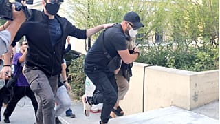 ΕΠΙΘΕΣΗ ΜΕ ΒΙΤΡΙΟΛΙ ΣΤΟΝ ΕΙΣΑΓΓΕΛΕΑ Η 35ΧΡΟΝΗ ΠΟΥ ΣΥΝΕΛΗΦΘΗ