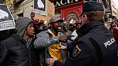 Протестующие спорят с полицейскими во время митинга против полицейского насилия в Мадриде в 2018.