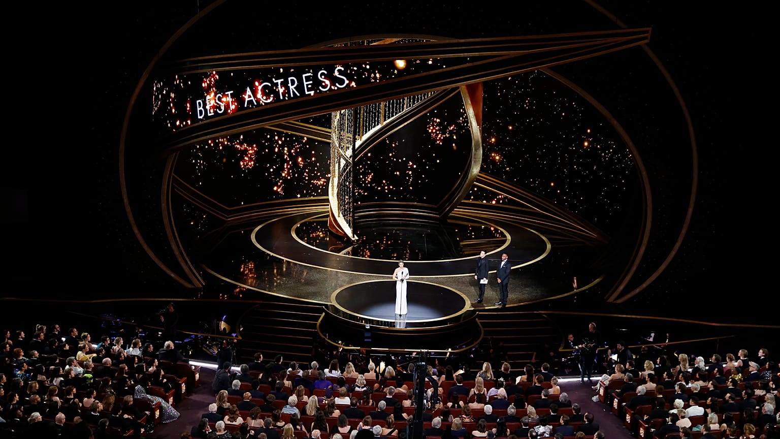 92. Oscar-gála: Renée Zellweger átveszi a legjobb női főszereplőnek járó díjat a Judy című életrajzi drámában nyújtott alakításáért (2020. február)