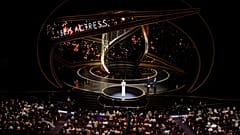 92. Oscar-gála: Renée Zellweger átveszi a legjobb női főszereplőnek járó díjat a Judy című életrajzi drámában nyújtott alakításáért (2020. február)