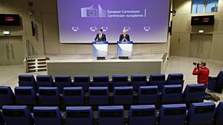 مؤتمر صحفي من داخل مقر المفوضية الأوروبية في بروكسل