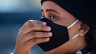 A korlátozások feloldásával megugrott a fertőzöttek száma Dél-Afrikában