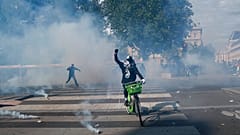 Paris: Schwester von Adama Traoré bringt Tausende auf die Straße