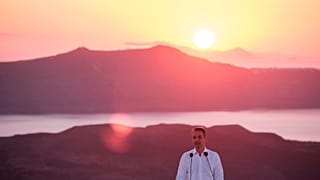 Le Premier ministre grec Kyriakos Mitsotakis lance la saison touristique depuis l'île de Santorin