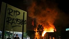 USA: zavargások Atlantában, miután egy rendőr lelőtt egy afroamerikai férfit 