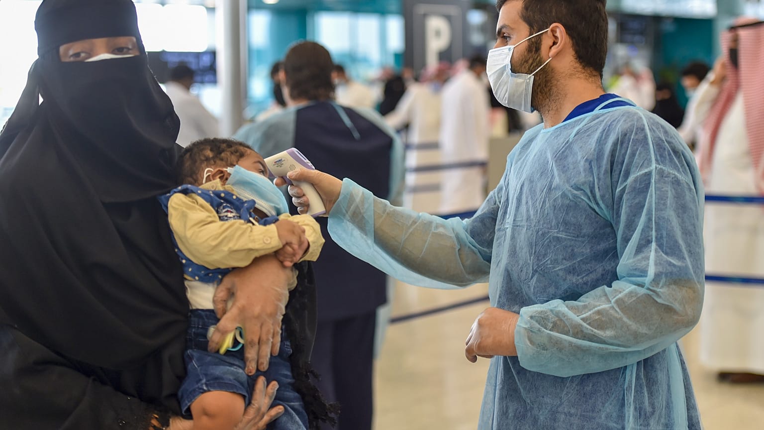 قياس درجة حرارة مسافرين في مطار الملك فهد بالرياض
