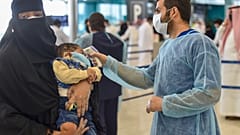 قياس درجة حرارة مسافرين في مطار الملك فهد بالرياض