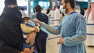 قياس درجة حرارة مسافرين في مطار الملك فهد بالرياض