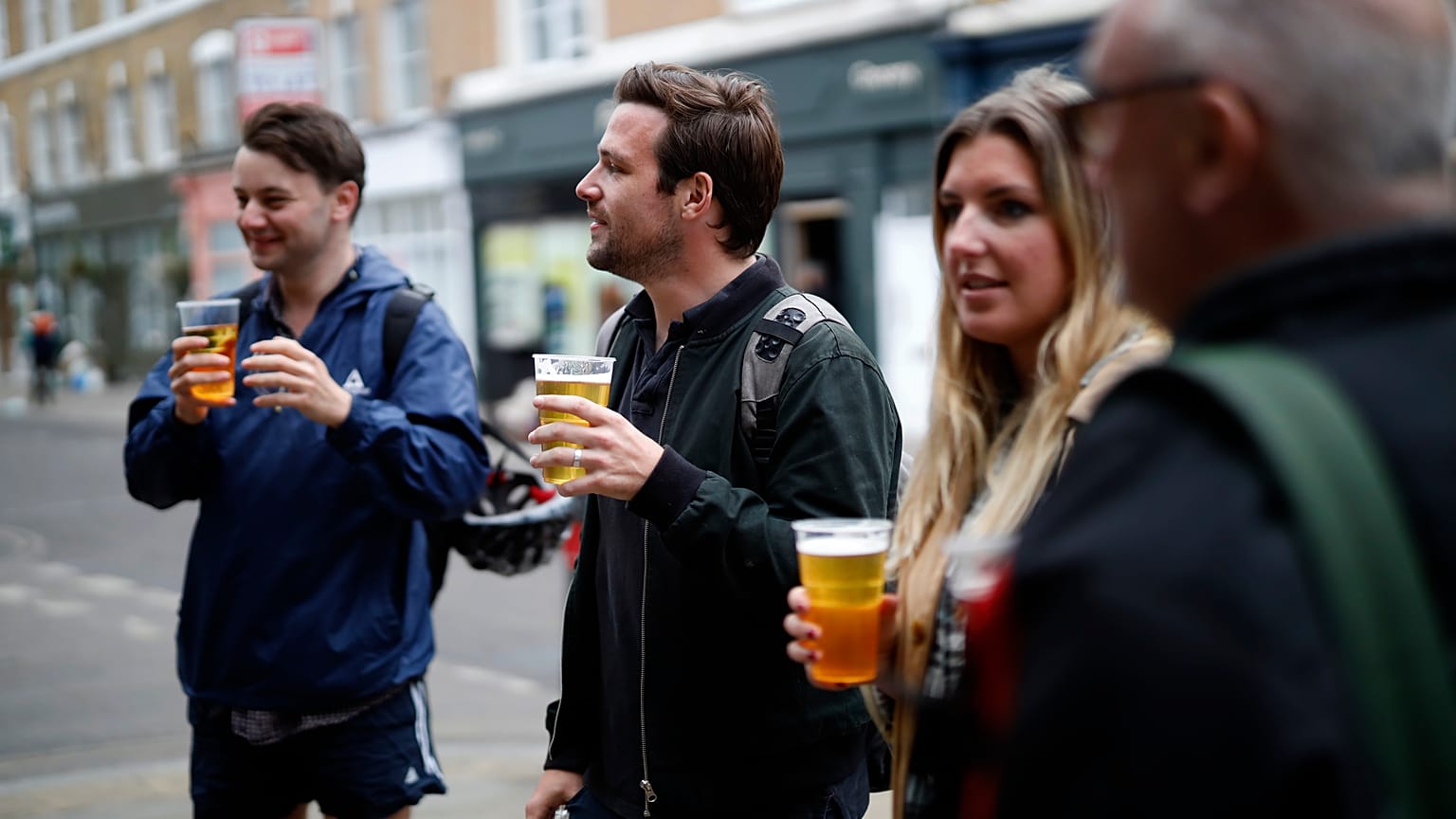 Londra'da sokakta bira tüketimi arttı