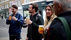 Londra'da sokakta bira tüketimi arttı