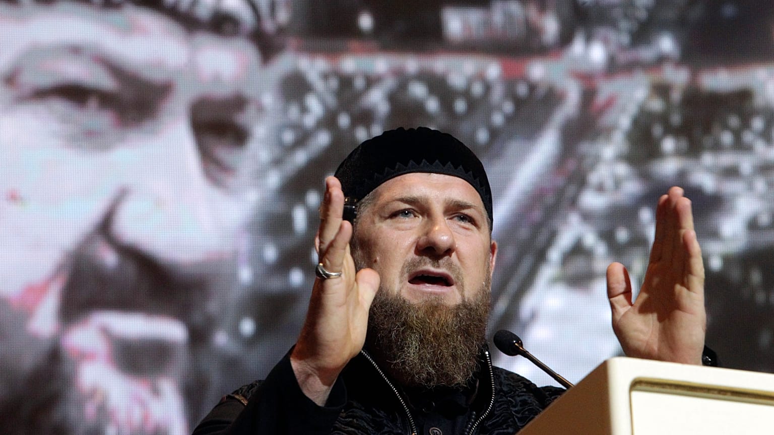Ramsan Kadyrow vor Bild seines Vaters.