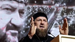 Ramsan Kadyrow vor Bild seines Vaters.