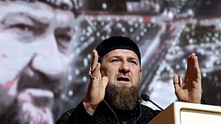 Ramsan Kadyrow vor Bild seines Vaters.