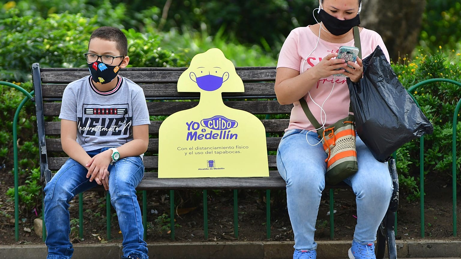 Distancia física y mascarillas en un parque de Medellín, Colombia