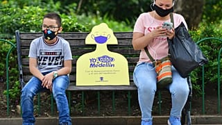 Distancia física y mascarillas en un parque de Medellín, Colombia