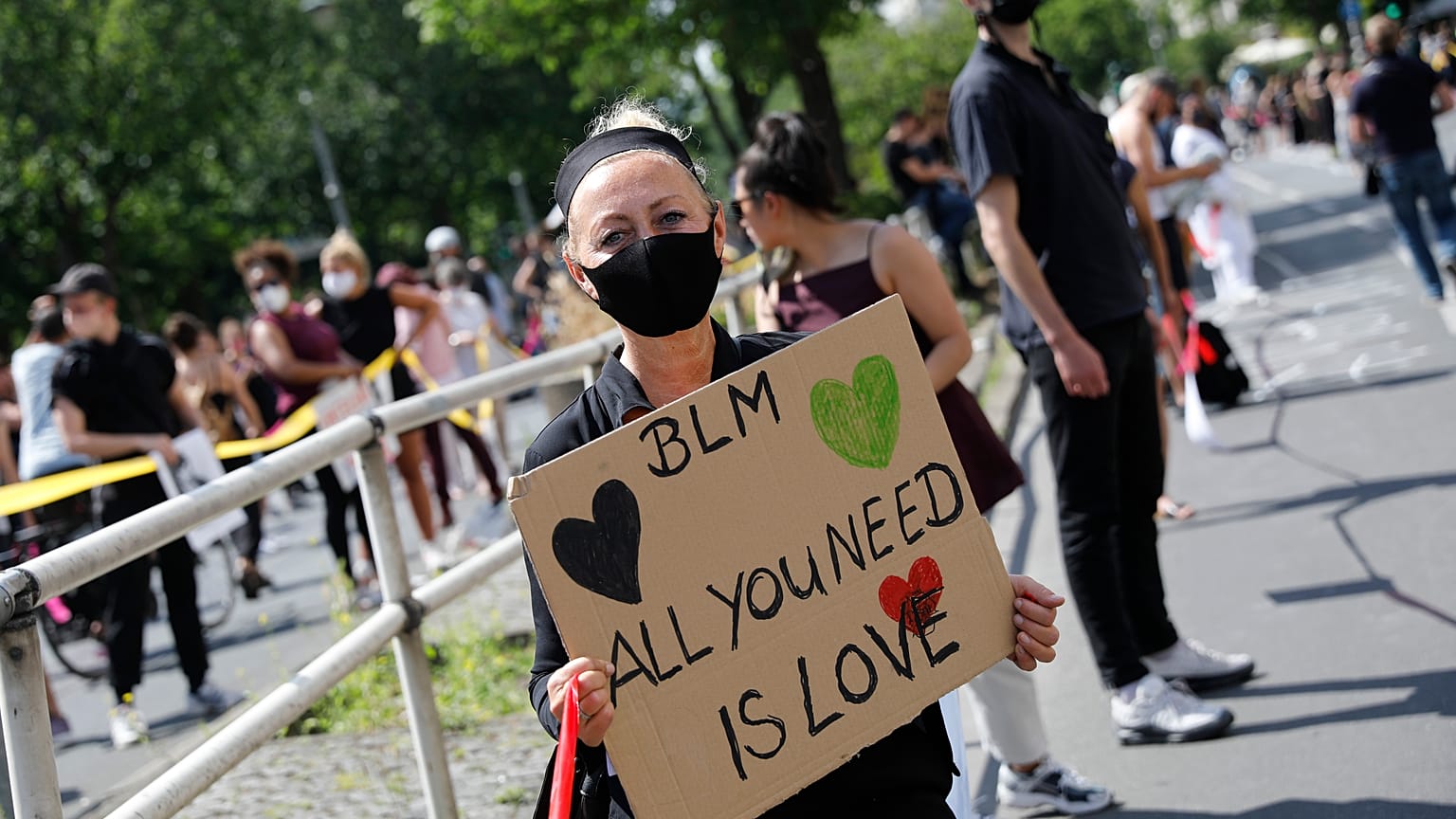 Black Lives Matter: una catena umana lunga 9 km a Berlino