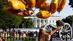 Trump mellett és ellene is demonstráltak születésnapja alkalmából