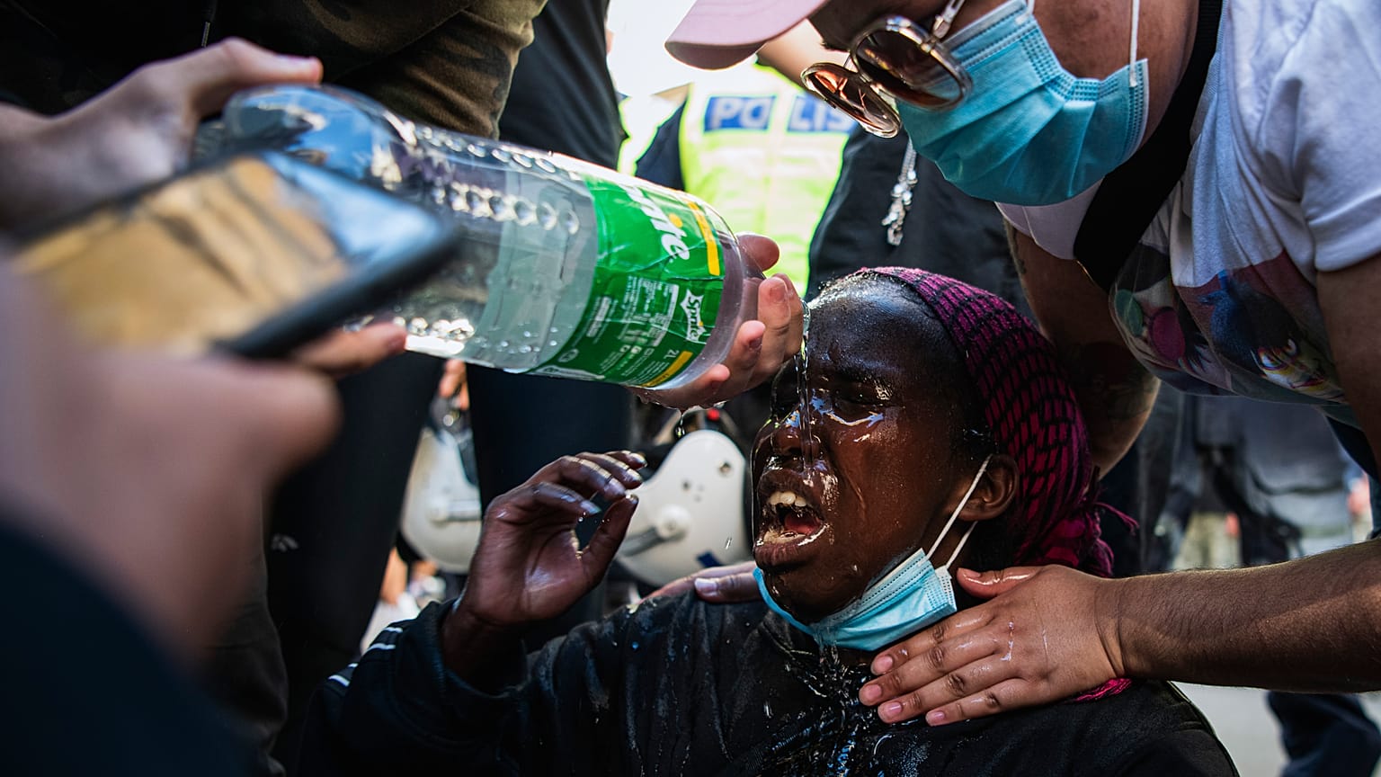 Una manifestante tras ser rociada con gas lacrimógeno por la policía durante una manifestación de Black Lives Matter en Estocolmo, Suecia