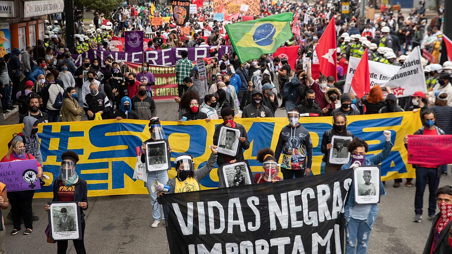 Militantes del movimiento antirracista Black Lives Matter se manifiestan en Sao Paulo contra el Gobierno de Jair Bolsonaro