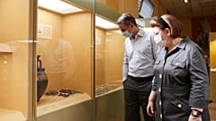  Ο πρωθυπουργός της Ελλάδας Κυριάκος Μητσοτάκης και η υπουργός Πολιτισμού Λίνα Μενδώνη επισκέπτονται τη Στοά Αττάλου, στον αρχαιολογικό χώρο της Αρχαίας Αγοράς