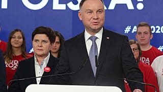 En esta foto de archivo del 19 de febrero de 2020, el presidente de Polonia Andrzej Duda hace campaña para su reelección en Varsovia, Polonia.