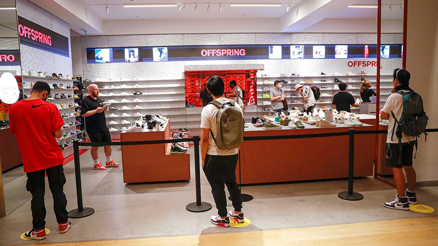 Vásárlók a londoni Selfridges áruházban, ahol sárga pontok jelzik a betartandó távolságot, ott az emberek távolabb maradnak egymástól