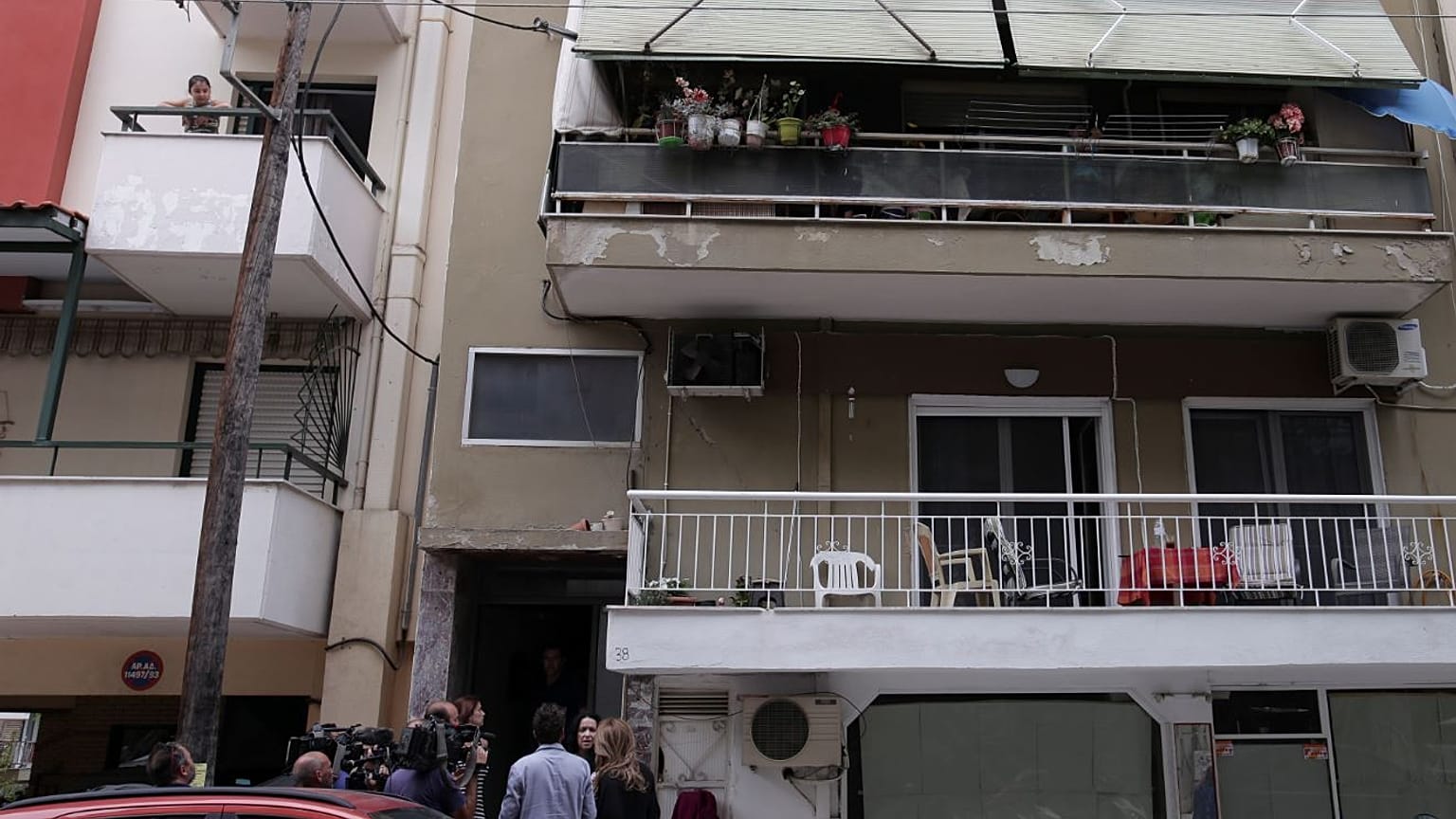 Δημοσιογράφοι μπροστά στο σπίτι της 10χρονης