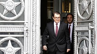 Ο Τσέχος πρέσβης στη Ρωσία, Vitezslav Pivonka φεύγει από το κτίριο του Υπουργείου Εξωτερικών της Ρωσίας στη Μόσχα,