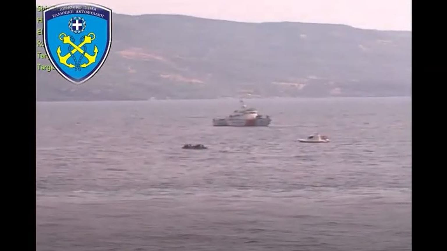 Τουρκικές ακταιωροί πλέουν πλησίον λέμβου με αλλοδαπούς εντός ΤΧΥ