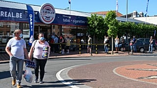 Fila à porta de uma tabacaria belga de Le Bizet junto à fronteira com a França
