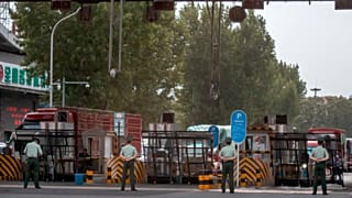 Çin'in başkenti Pekin'deki Xinfadi toptan gıda pazarı, görülen koronavirüs vakalarının ardından karantinaya alındı