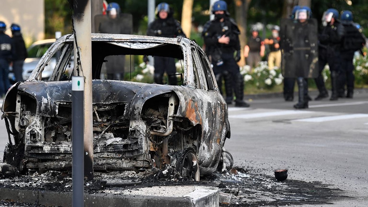 Vehículo calcinado en Dijon, Francia