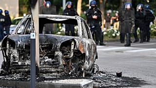 Vehículo calcinado en Dijon, Francia