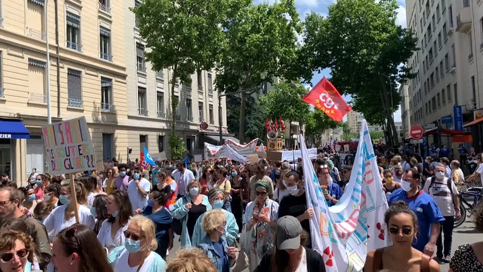 Béremelést követelnek a francia nővérek