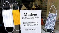 Almanya'da pumuklu koronavirüs maskesi satan bir dükkan vitrini.