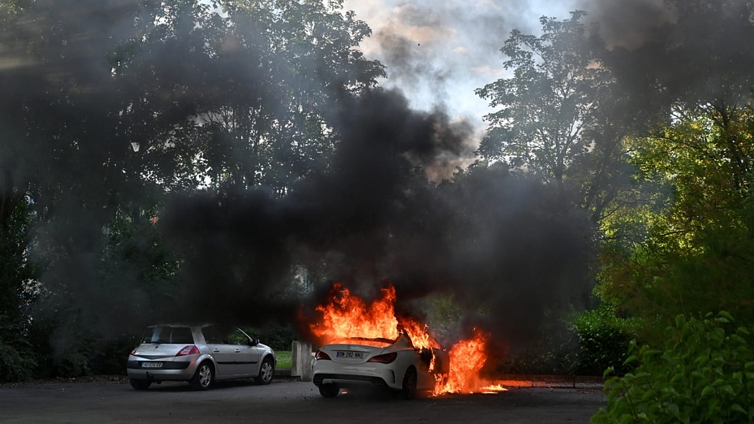 Des voitures brûlent dans le quartier des Grésilles à Dijon en France le 15 juin 2020