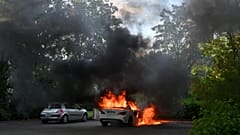 Des voitures brûlent dans le quartier des Grésilles à Dijon en France le 15 juin 2020