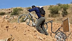 Lehrer auf Fahrrad: Unterricht ohne Internet