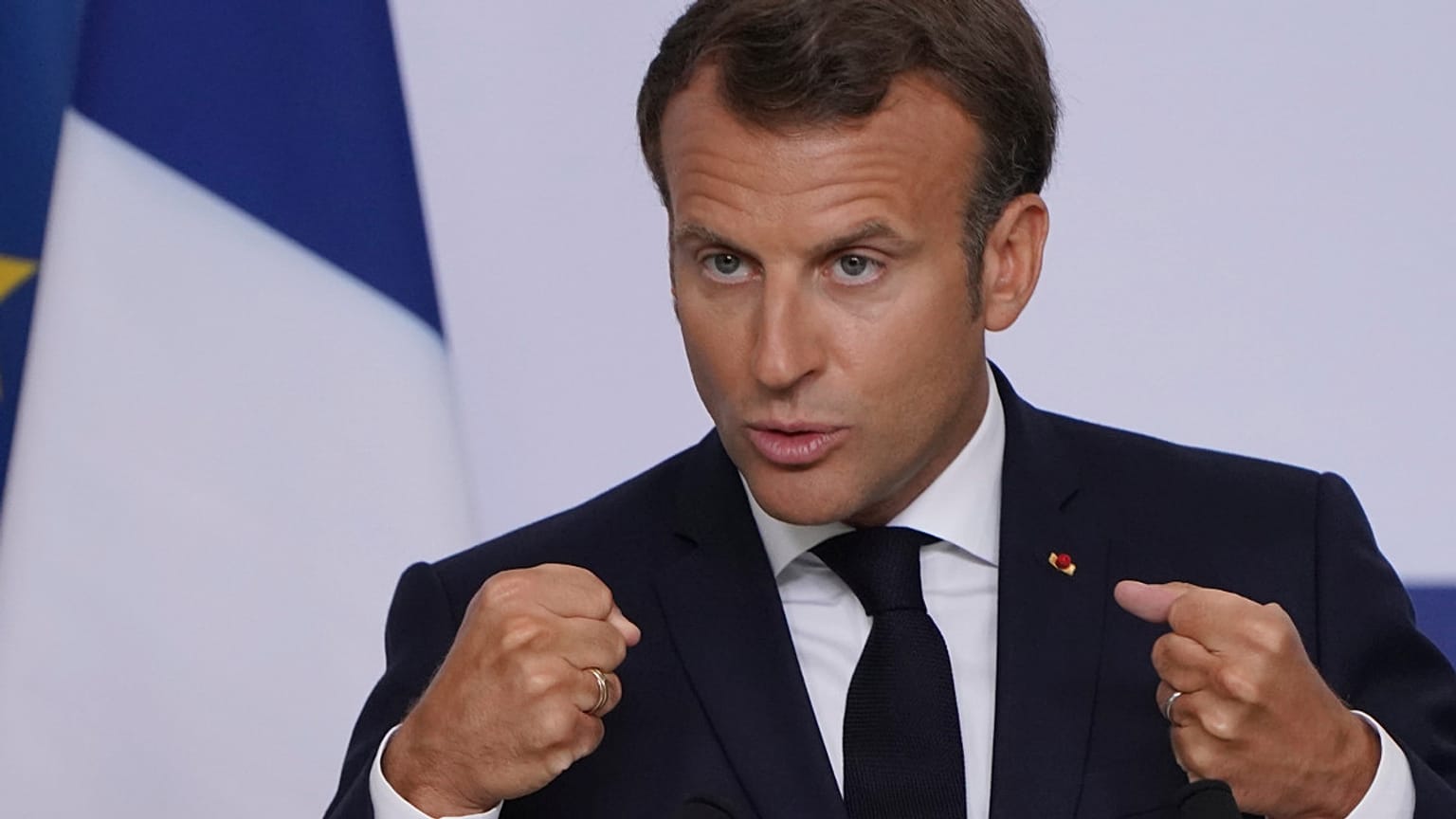 Emmanuel Macron visitou laboratórios da Sanofi para mostrar apoio na luta à Covid-19