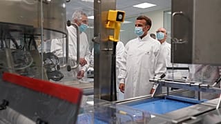 Макрон в центре разработки вакцин Sanofi