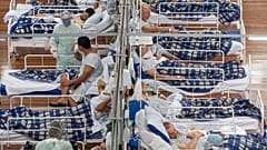 Pacientes de COVID-19 en un hospital de campaña construido dentro de un gimnasio en Santo Andre, en las afueras de Sao Paulo, Brasil, el martes 9 de junio de 2020. 