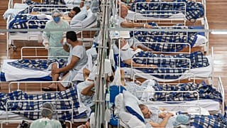 Pacientes de COVID-19 en un hospital de campaña construido dentro de un gimnasio en Santo Andre, en las afueras de Sao Paulo, Brasil, el martes 9 de junio de 2020.