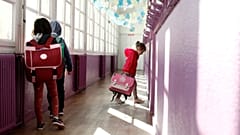 Des élèves attendent leur tour avant d'entrer en classe à Paris, le 14 mai 2020