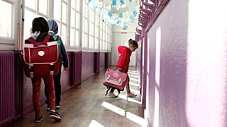 Des élèves attendent leur tour avant d'entrer en classe à Paris, le 14 mai 2020