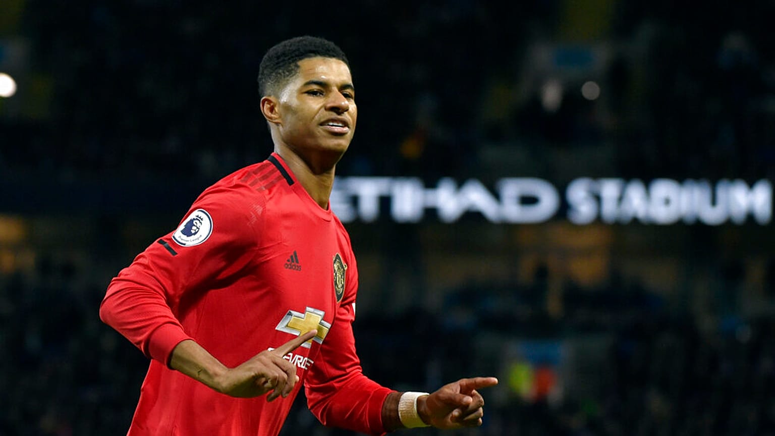 Oldukça yoksul bir çocukluk geçiren Marcus Rashford birçok vakfın bağış kampanyalarına destek veren bir isim.