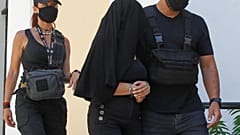Η 35χρονη κατηγορούμενη για επίθεση με βιτριόλι βγαίνει από το γραφείο του ανακριτή 