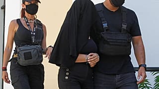 Η 35χρονη κατηγορούμενη για επίθεση με βιτριόλι βγαίνει από το γραφείο του ανακριτή 