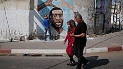 شاهد: فنان فلسطيني في غزة يرسم لوحة جدارية للأمريكي جورج فلويد 