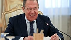 Serguéi Lavrov sonríe durante un encuentro con su homólo iraní en Moscú